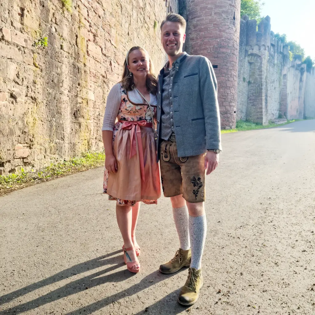 Markus Herrera Torrez mit Frau in traditioneller Tracht